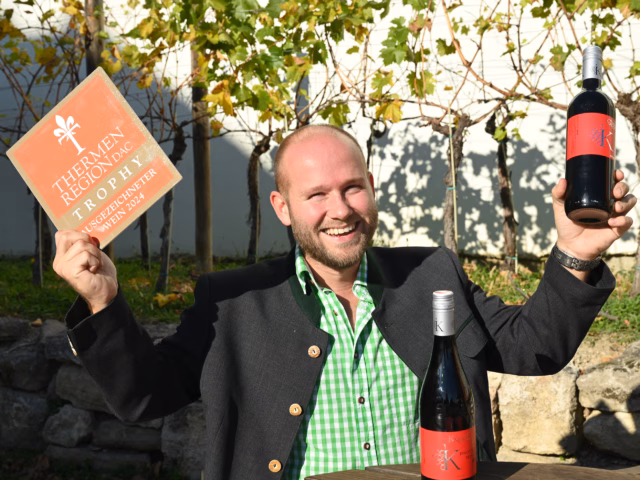 Winzer Andreas Knötzl mit Prämierten Weinen